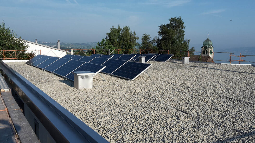 Solaranlage auf dem Dach montiert
