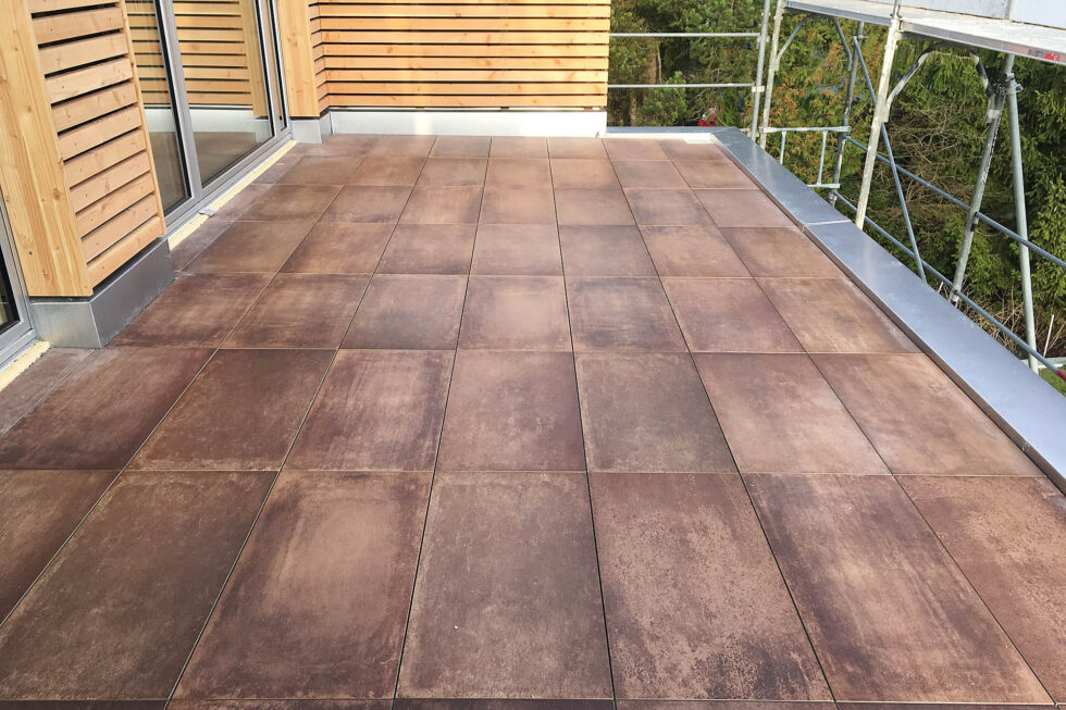 Steinplattenbelag auf einer Terrasse