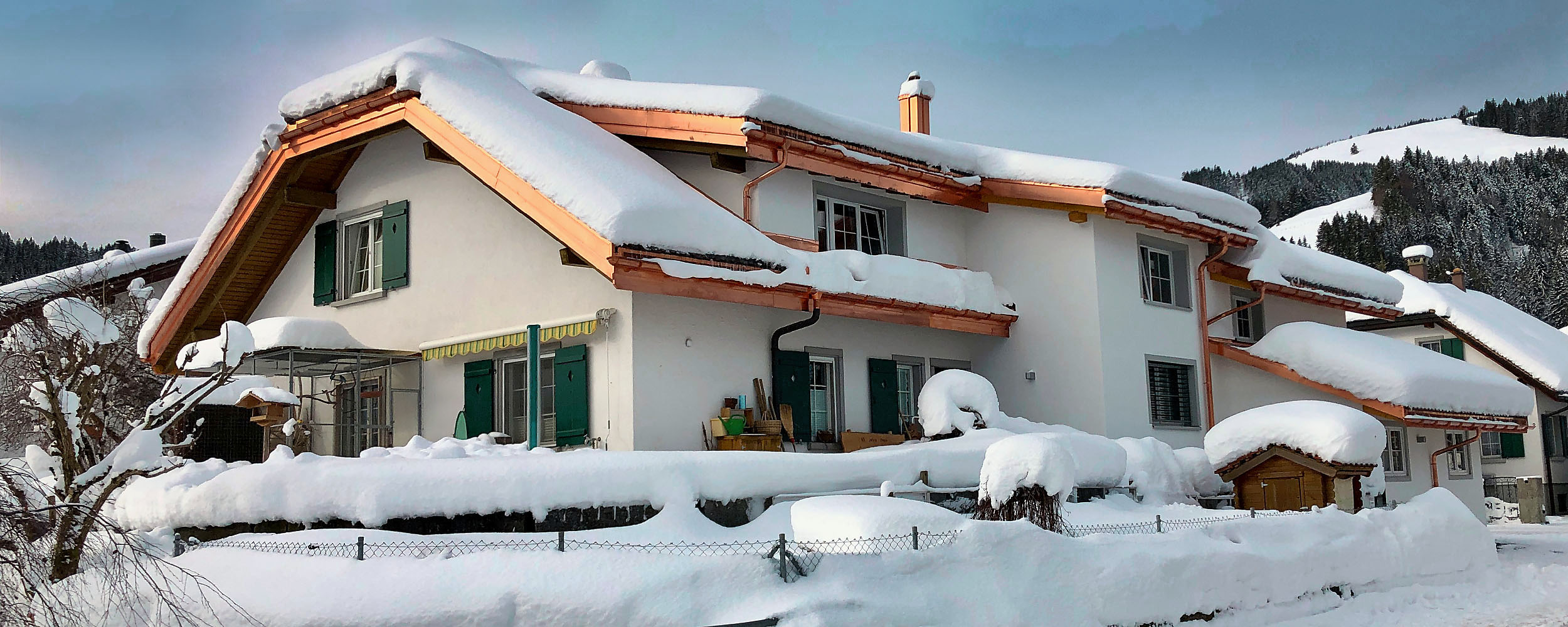 Schneefang auf einem Dach im Winter